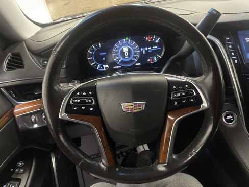 Used 2019 Cadillac Escalade Luxury image 30