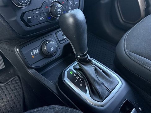 Used 2023 Jeep Renegade Latitude image 19