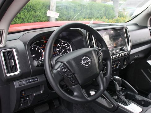 Used 2025 Nissan Frontier SV image 17