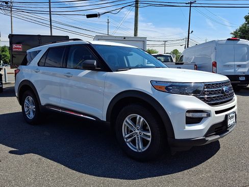 Certified 2023 Ford Explorer XLT w/ Equipment Group 202A AWD/4WD image 3