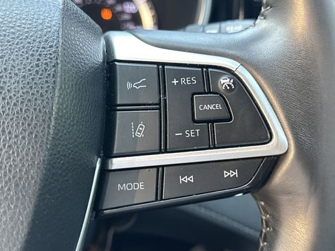 Used 2023 Toyota Highlander XSE image 11