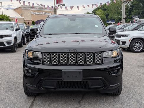 Used 2022 Jeep Grand Cherokee Laredo X AWD/4WD image 3