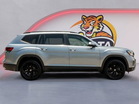 Used 2023 Volkswagen Atlas SE w/ Black Wheel Package FWD image 4