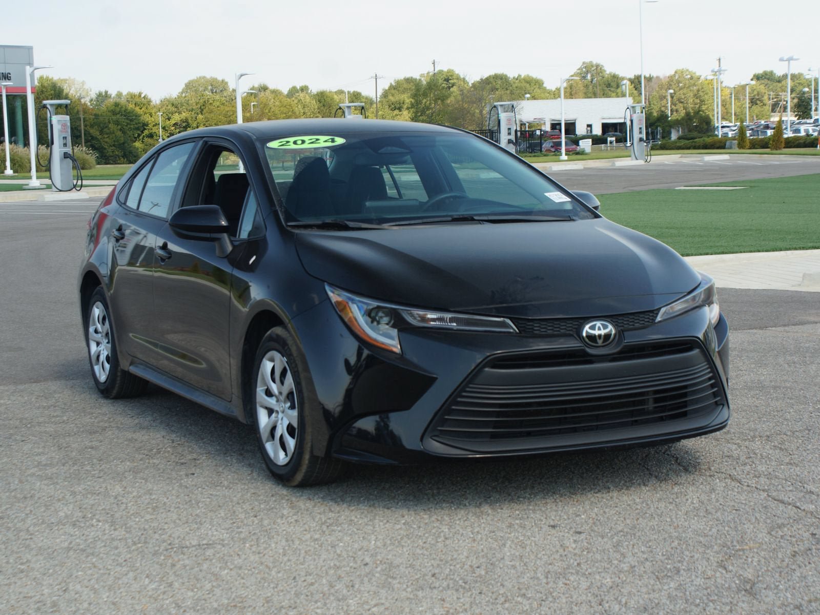 Used 2024 Toyota Corolla LE FWD image 2