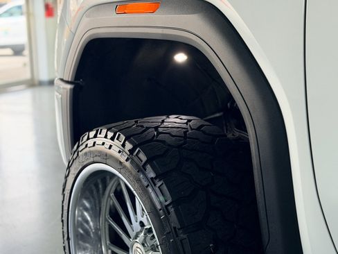 Used 2025 GMC Sierra 2500 AT4 image 40