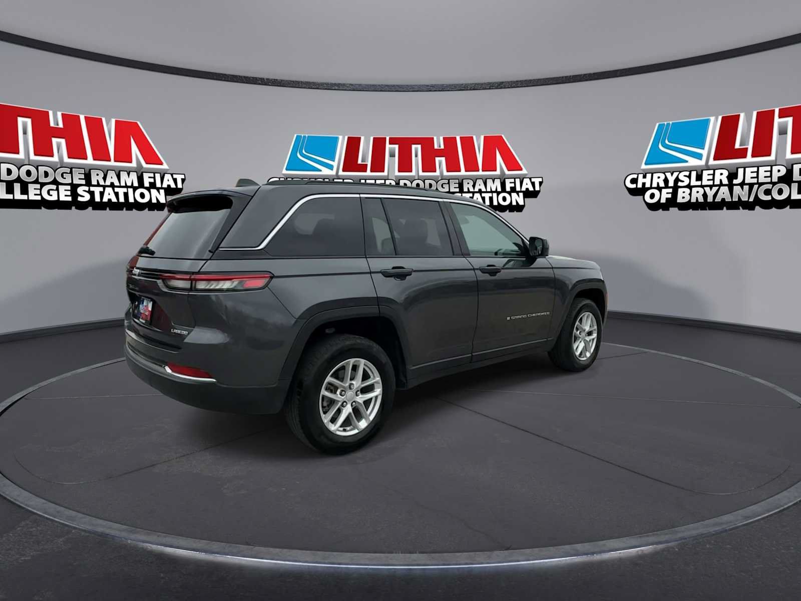 Used 2024 Jeep Grand Cherokee Laredo X w/ Trailer Tow Package AWD/4WD image 8