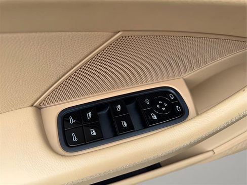 Used 2018 Porsche Panamera 4 image 26