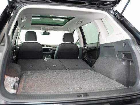 Used 2021 Volkswagen Tiguan SE w/ Panoramic Sunroof Package image 36