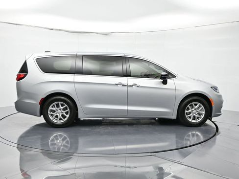 New 2026 Chrysler Pacifica Select FWD image 4