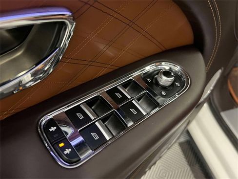 Used 2023 Bentley Bentayga Extended Wheelbase image 18