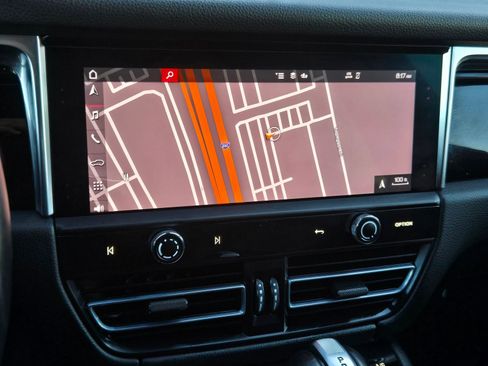 Used 2024 Porsche Macan image 14