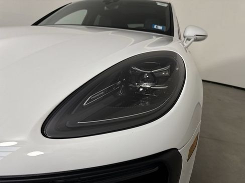 Certified 2023 Porsche Macan AWD/4WD image 11