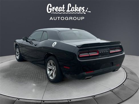 Used 2022 Dodge Challenger SXT image 3