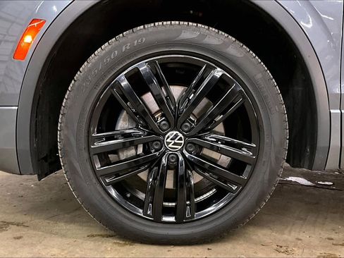 Used 2022 Volkswagen Tiguan SE R-Line image 12