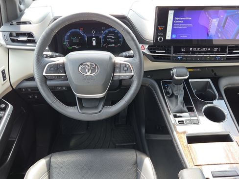 Certified 2025 Toyota Sienna Platinum AWD/4WD image 15