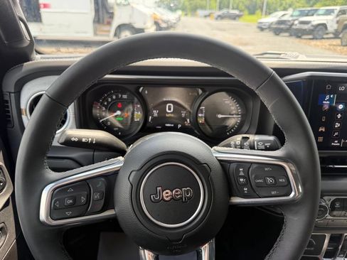 Used 2025 Jeep Wrangler Unlimited Sahara AWD/4WD image 23