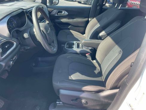 Used 2023 Chrysler Pacifica Touring FWD image 13