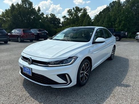 Certified 2025 Volkswagen Jetta SE image 3