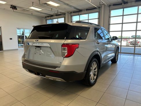 Used 2020 Ford Explorer XLT w/ Equipment Group 202A AWD/4WD image 5