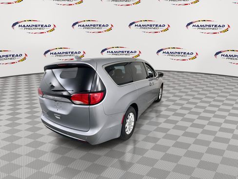 Used 2020 Chrysler Pacifica Touring w/ Advanced Safetytec Group image 8
