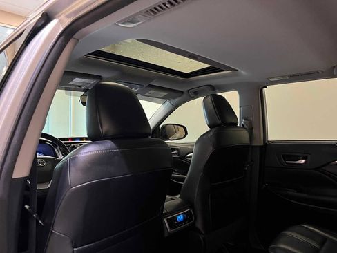 Used 2018 Toyota Highlander SE image 12