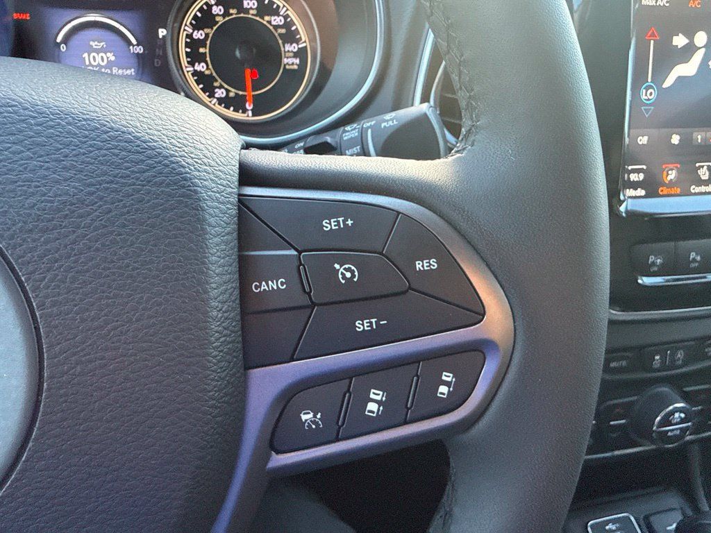 Certified 2022 Jeep Cherokee Limited w/ Elite Package AWD/4WD image 21