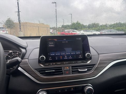 Used 2025 Nissan Altima 2.5 SV FWD image 20