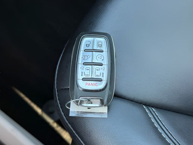 Used 2024 Chrysler Pacifica Touring-L FWD image 14