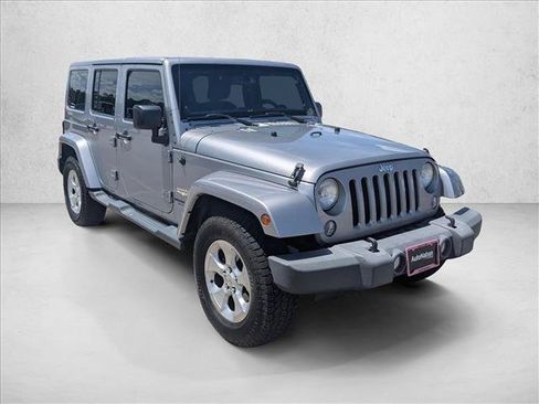 Used 2014 Jeep Wrangler Unlimited Sahara w/ Connectivity Group AWD/4WD image 3