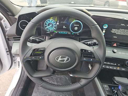 Used 2025 Hyundai Elantra Limited image 9