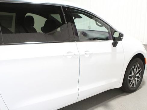 New 2027 Chrysler Pacifica Limited AWD/4WD image 34