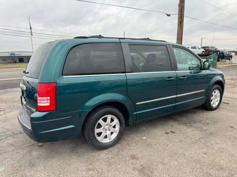 Used 2009 Chrysler Town & Country Touring image 9