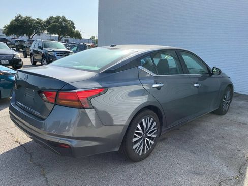 Used 2025 Nissan Altima 2.5 SV FWD image 4