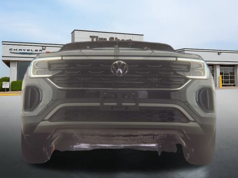 Used 2025 Volkswagen Atlas Cross Sport SE image 2