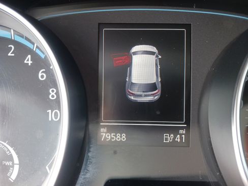 Used 2016 Volkswagen e-Golf SE image 6