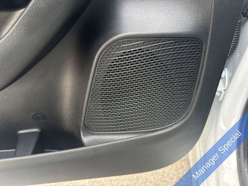 Used 2025 Chrysler Pacifica Select image 16