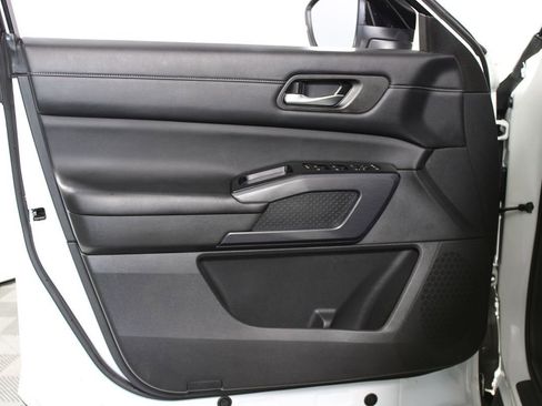 Used 2023 Nissan Pathfinder SL image 34