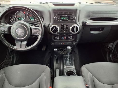 Used 2016 Jeep Wrangler Unlimited Sahara w/ Connectivity Group AWD/4WD image 4