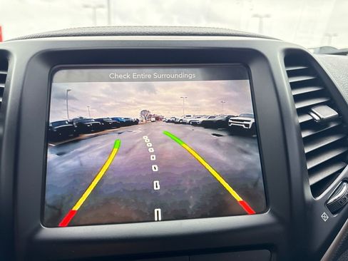 Used 2018 Jeep Cherokee Latitude image 20