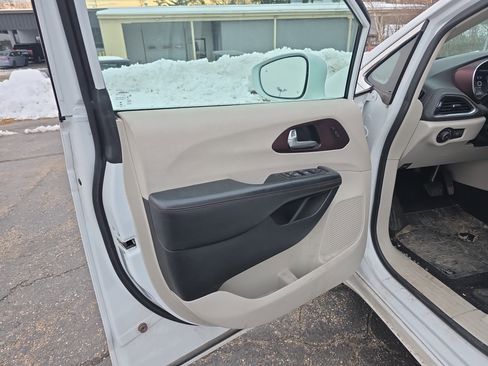 Used 2020 Chrysler Pacifica Limited image 17