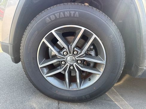Used 2018 Jeep Grand Cherokee Limited AWD/4WD image 9