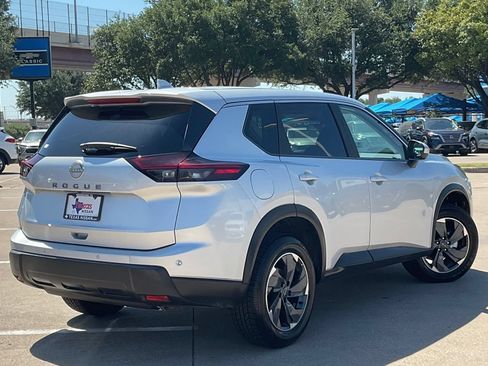 Used 2025 Nissan Rogue SV FWD image 4