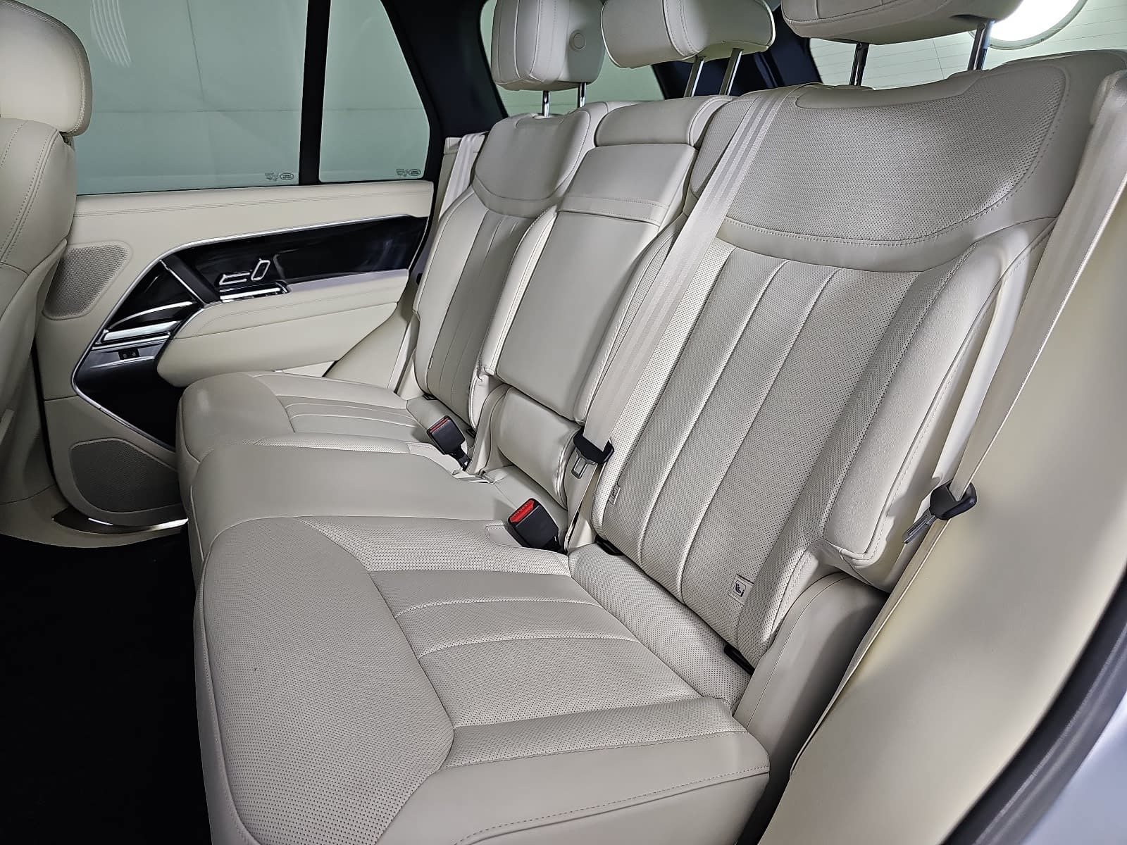 Used 2025 Land Rover Range Rover SE AWD/4WD image 14