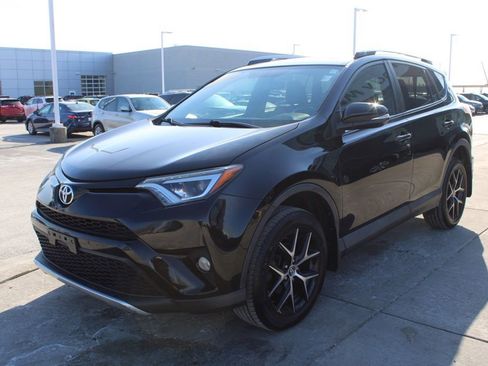 Used 2016 Toyota RAV4 SE image 3