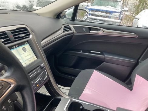 Used 2017 Ford Fusion SE w/ Fusion SE Technology Package image 16