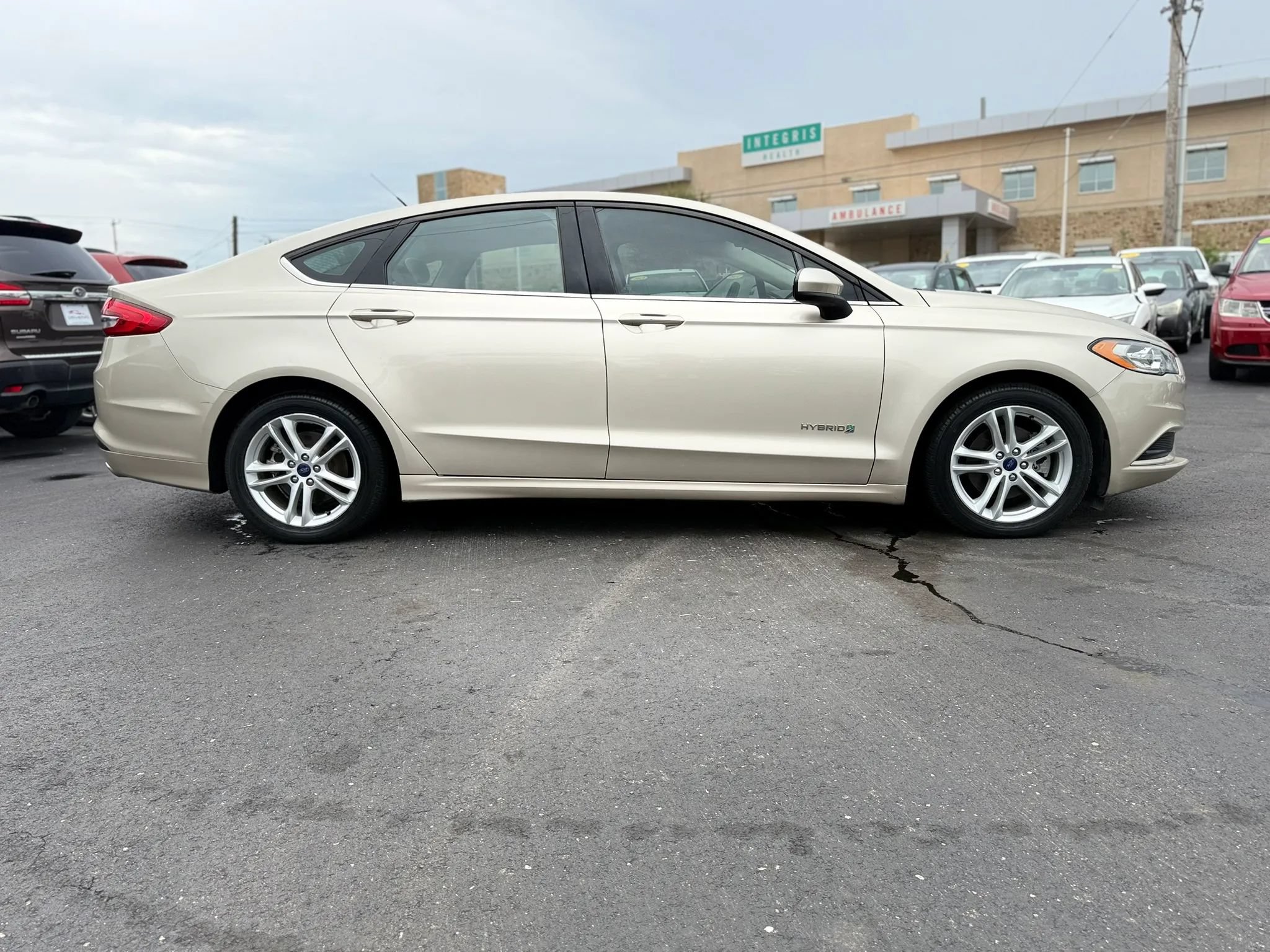 Used 2018 Ford Fusion SE FWD image 2
