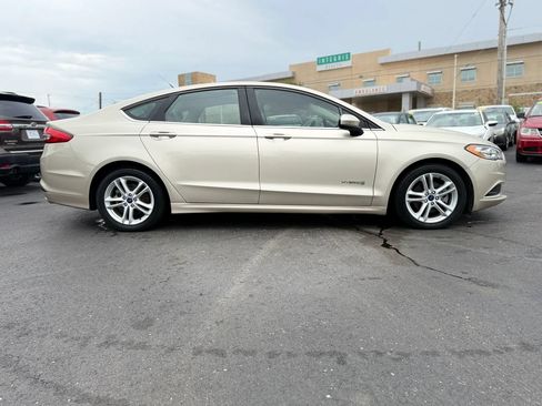 Used 2018 Ford Fusion SE FWD image 2