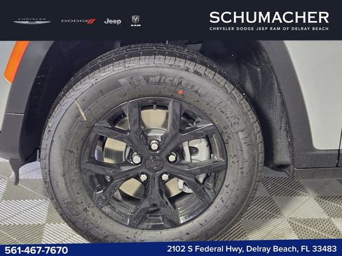 New 2025 Jeep Grand Cherokee L Laredo RWD image 5