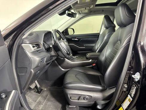 Used 2021 Toyota Highlander XLE AWD/4WD image 11