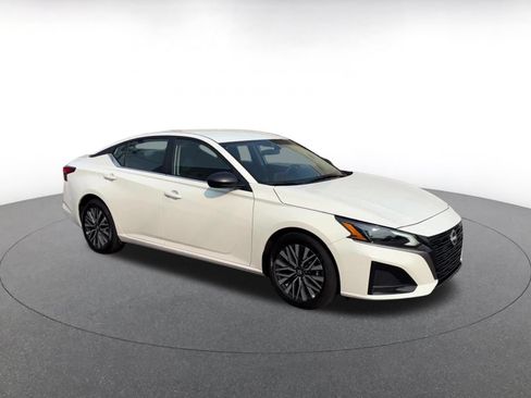 Used 2026 Nissan Altima 2.5 SV FWD image 2
